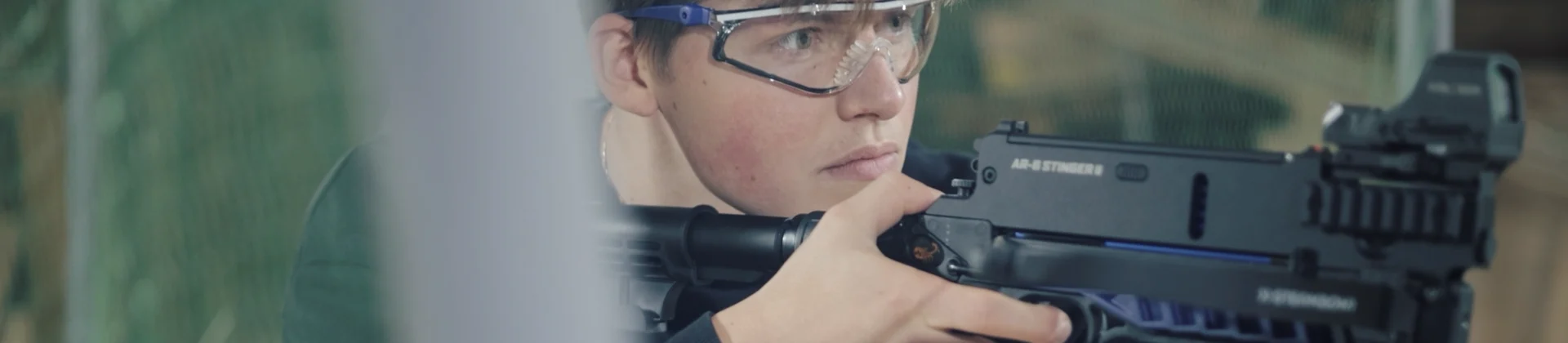 junger Mann mit Schutzbrille schießt Steambow Stinger II Repitierarmbrust auf einem sportlichem Turnier